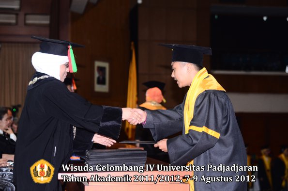 wisuda-unpad-gel-iv-2011_2012-fakultas-mipa-oleh-dekan-032