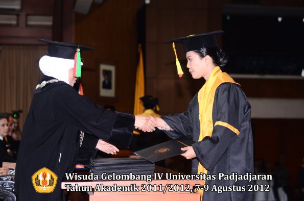 wisuda-unpad-gel-iv-2011_2012-fakultas-mipa-oleh-dekan-033