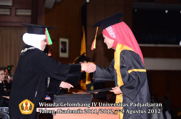 wisuda-unpad-gel-iv-2011_2012-fakultas-mipa-oleh-dekan-034