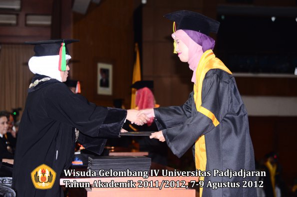 wisuda-unpad-gel-iv-2011_2012-fakultas-mipa-oleh-dekan-035