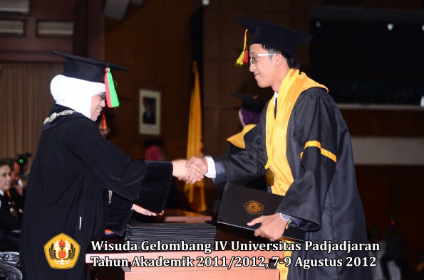 wisuda-unpad-gel-iv-2011_2012-fakultas-mipa-oleh-dekan-036