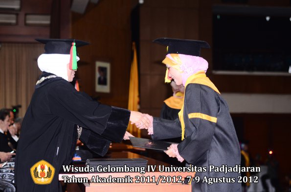 wisuda-unpad-gel-iv-2011_2012-fakultas-mipa-oleh-dekan-043