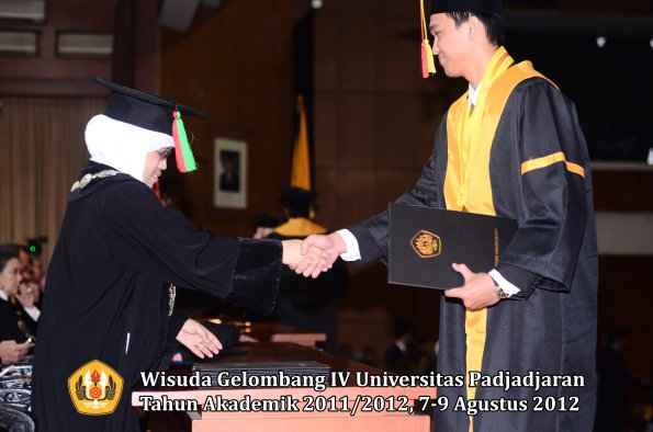 wisuda-unpad-gel-iv-2011_2012-fakultas-mipa-oleh-dekan-046