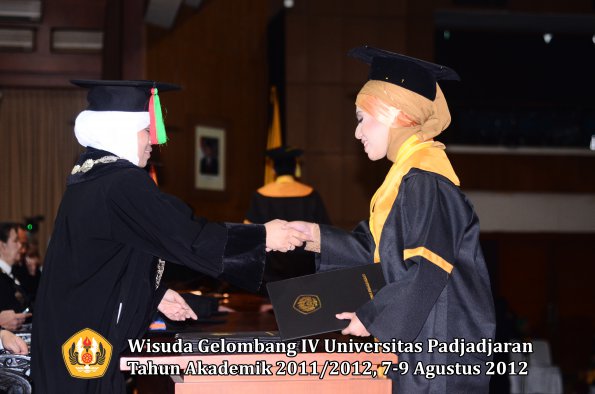 wisuda-unpad-gel-iv-2011_2012-fakultas-mipa-oleh-dekan-047