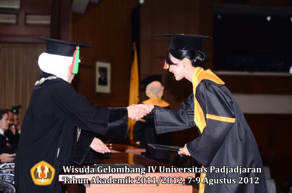 wisuda-unpad-gel-iv-2011_2012-fakultas-mipa-oleh-dekan-050