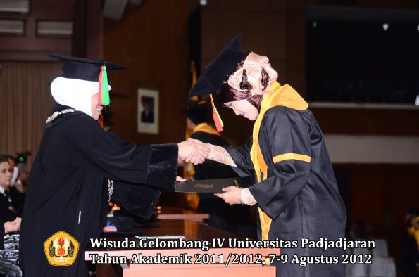 wisuda-unpad-gel-iv-2011_2012-fakultas-mipa-oleh-dekan-053