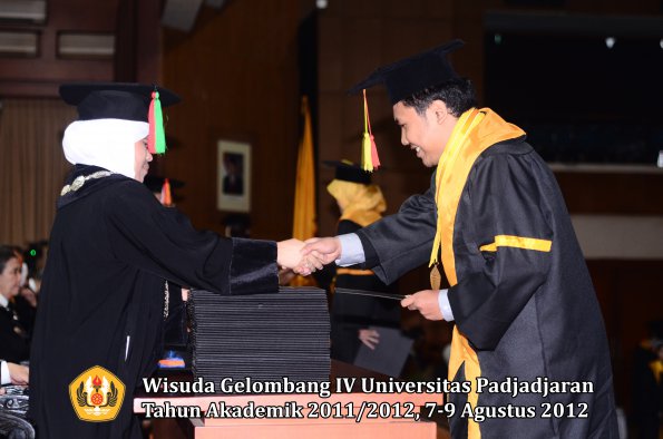 wisuda-unpad-gel-iv-2011_2012-fakultas-mipa-oleh-dekan-056