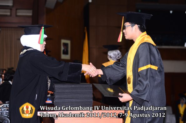 wisuda-unpad-gel-iv-2011_2012-fakultas-mipa-oleh-dekan-061