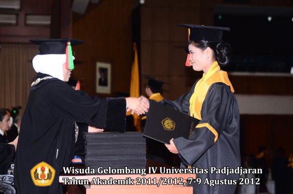 wisuda-unpad-gel-iv-2011_2012-fakultas-mipa-oleh-dekan-062