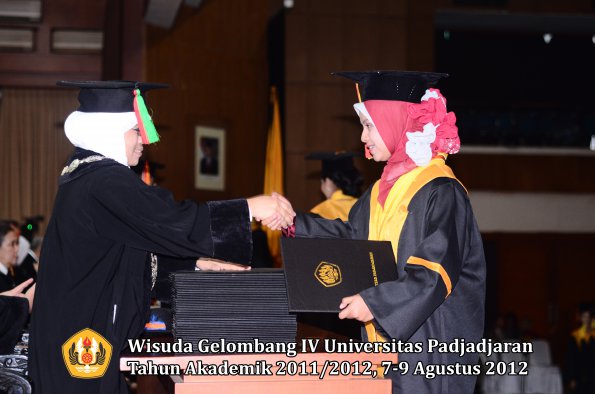 wisuda-unpad-gel-iv-2011_2012-fakultas-mipa-oleh-dekan-063