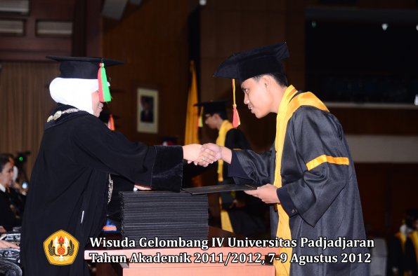 wisuda-unpad-gel-iv-2011_2012-fakultas-mipa-oleh-dekan-065