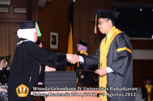 wisuda-unpad-gel-iv-2011_2012-fakultas-mipa-oleh-dekan-067