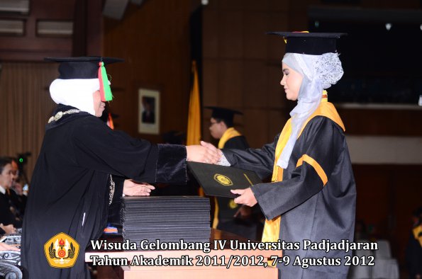 wisuda-unpad-gel-iv-2011_2012-fakultas-mipa-oleh-dekan-068