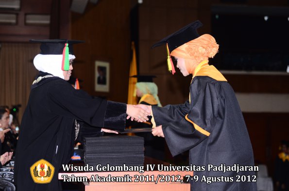 wisuda-unpad-gel-iv-2011_2012-fakultas-mipa-oleh-dekan-070