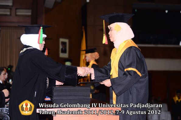 wisuda-unpad-gel-iv-2011_2012-fakultas-mipa-oleh-dekan-071