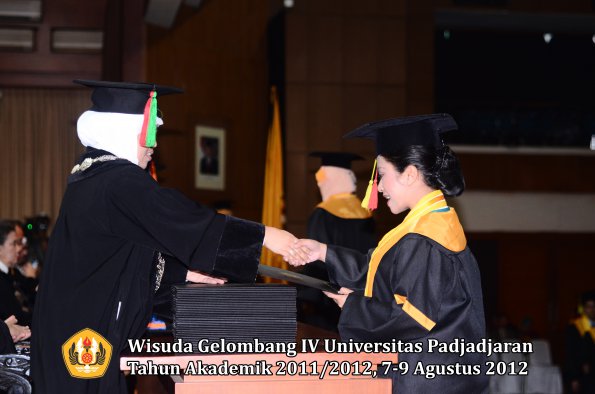 wisuda-unpad-gel-iv-2011_2012-fakultas-mipa-oleh-dekan-072