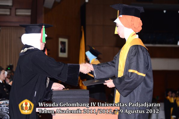 wisuda-unpad-gel-iv-2011_2012-fakultas-mipa-oleh-dekan-079