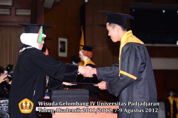 wisuda-unpad-gel-iv-2011_2012-fakultas-mipa-oleh-dekan-080