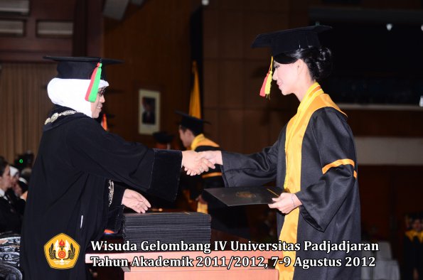 wisuda-unpad-gel-iv-2011_2012-fakultas-mipa-oleh-dekan-081