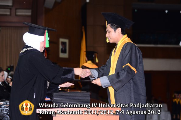 wisuda-unpad-gel-iv-2011_2012-fakultas-mipa-oleh-dekan-082