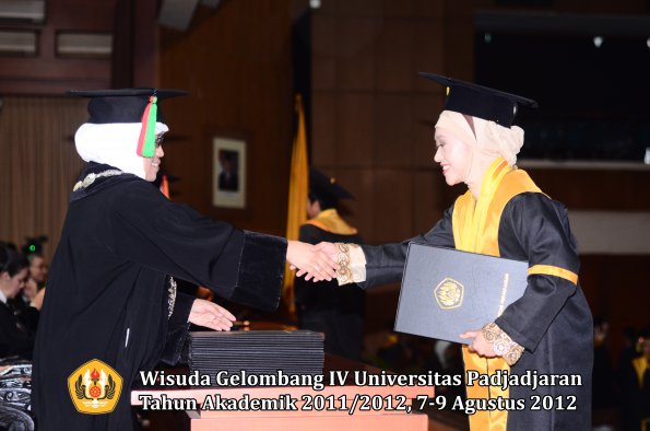 wisuda-unpad-gel-iv-2011_2012-fakultas-mipa-oleh-dekan-083