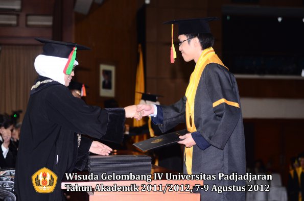 wisuda-unpad-gel-iv-2011_2012-fakultas-mipa-oleh-dekan-084