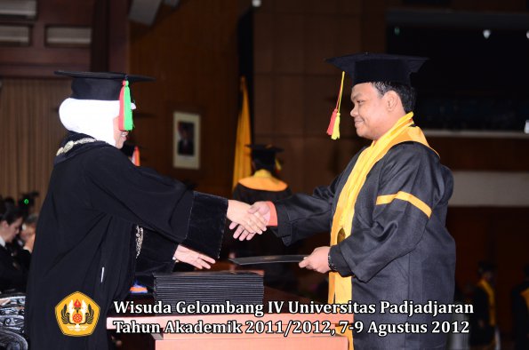 wisuda-unpad-gel-iv-2011_2012-fakultas-mipa-oleh-dekan-085