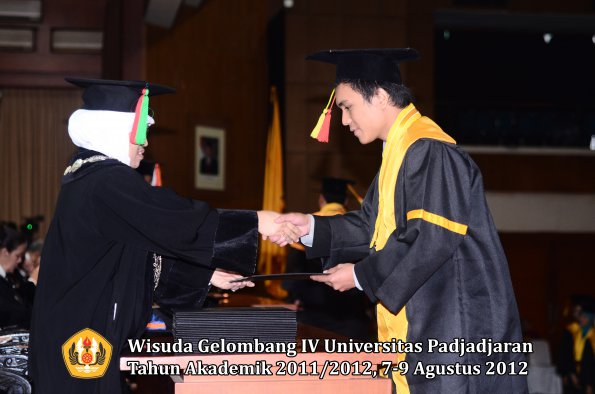 wisuda-unpad-gel-iv-2011_2012-fakultas-mipa-oleh-dekan-086