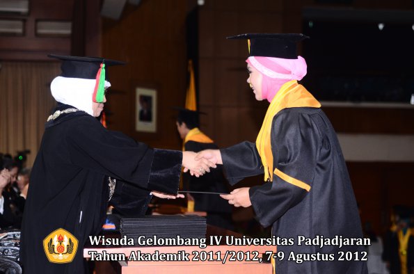 wisuda-unpad-gel-iv-2011_2012-fakultas-mipa-oleh-dekan-087