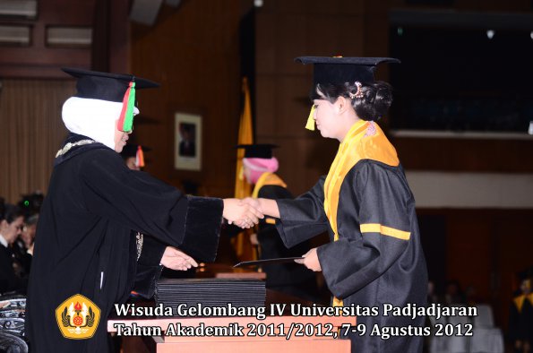 wisuda-unpad-gel-iv-2011_2012-fakultas-mipa-oleh-dekan-088