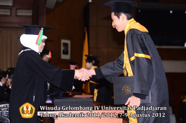 wisuda-unpad-gel-iv-2011_2012-fakultas-mipa-oleh-dekan-089