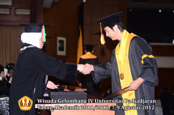 wisuda-unpad-gel-iv-2011_2012-fakultas-mipa-oleh-dekan-090