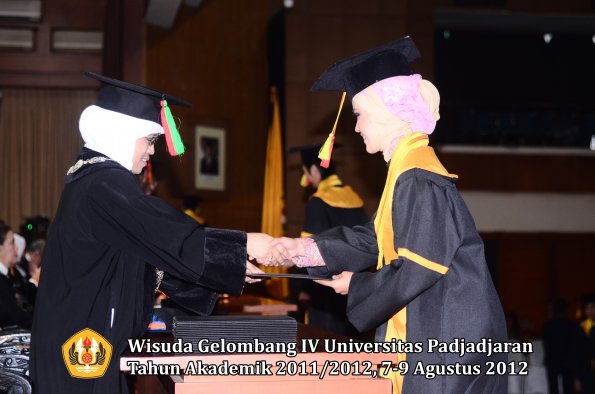 wisuda-unpad-gel-iv-2011_2012-fakultas-mipa-oleh-dekan-091