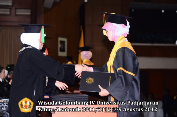 wisuda-unpad-gel-iv-2011_2012-fakultas-mipa-oleh-dekan-092