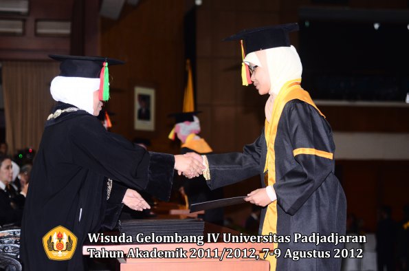 wisuda-unpad-gel-iv-2011_2012-fakultas-mipa-oleh-dekan-093