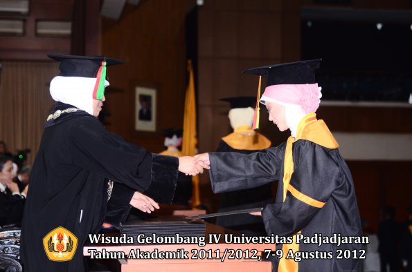 wisuda-unpad-gel-iv-2011_2012-fakultas-mipa-oleh-dekan-094