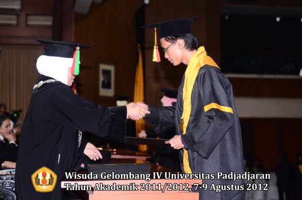 wisuda-unpad-gel-iv-2011_2012-fakultas-mipa-oleh-dekan-095