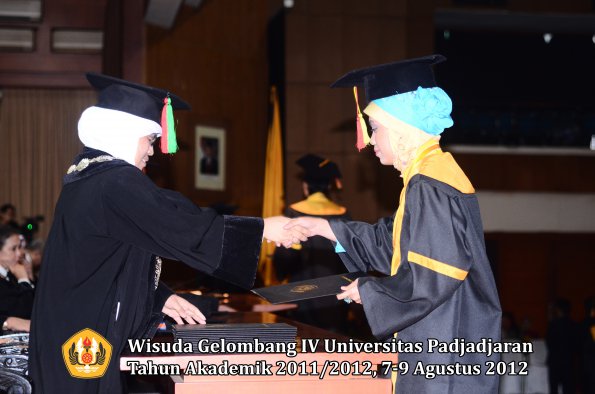 wisuda-unpad-gel-iv-2011_2012-fakultas-mipa-oleh-dekan-096