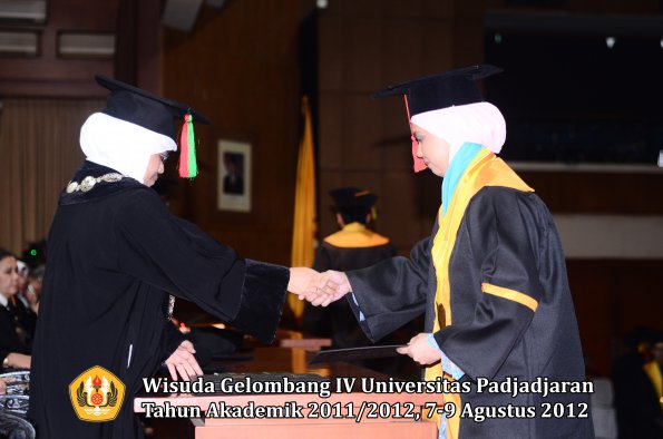 wisuda-unpad-gel-iv-2011_2012-fakultas-mipa-oleh-dekan-103