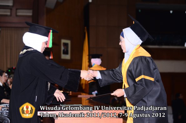 wisuda-unpad-gel-iv-2011_2012-fakultas-mipa-oleh-dekan-104