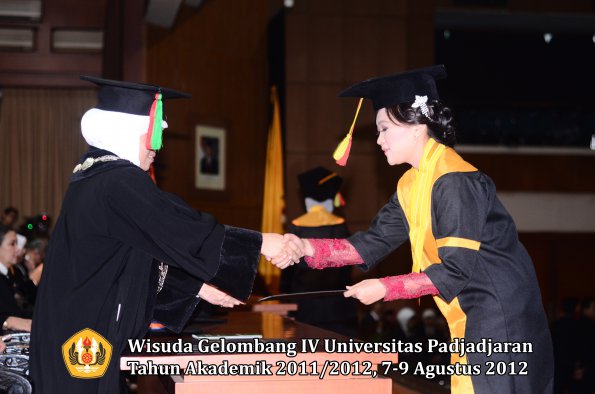 wisuda-unpad-gel-iv-2011_2012-fakultas-mipa-oleh-dekan-105