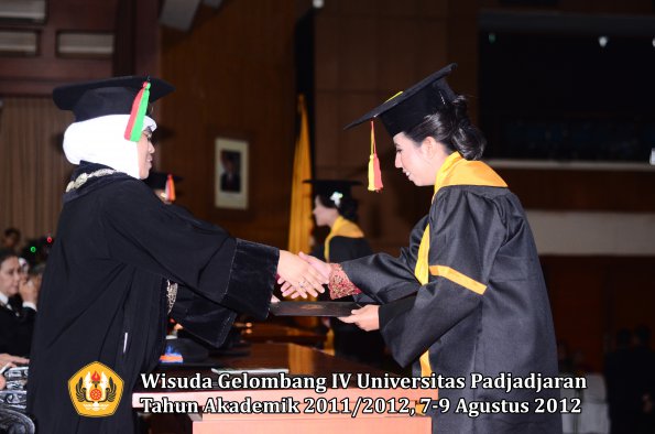 wisuda-unpad-gel-iv-2011_2012-fakultas-mipa-oleh-dekan-106