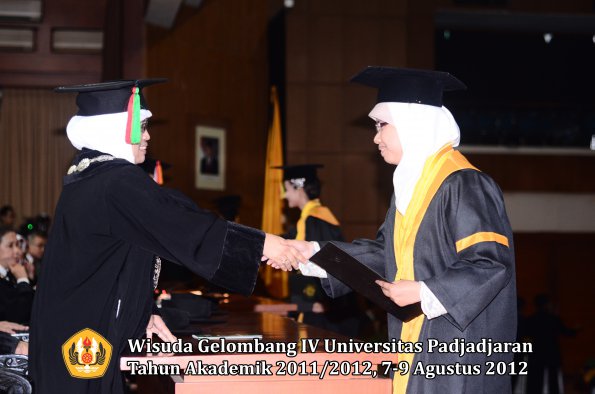 wisuda-unpad-gel-iv-2011_2012-fakultas-mipa-oleh-dekan-108