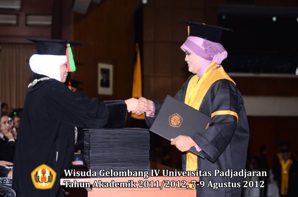 wisuda-unpad-gel-iv-2011_2012-fakultas-mipa-oleh-dekan-109