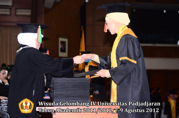 wisuda-unpad-gel-iv-2011_2012-fakultas-mipa-oleh-dekan-111