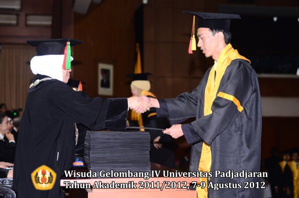 wisuda-unpad-gel-iv-2011_2012-fakultas-mipa-oleh-dekan-112