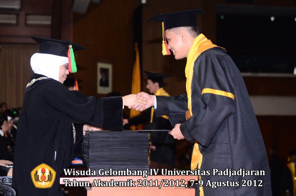 wisuda-unpad-gel-iv-2011_2012-fakultas-mipa-oleh-dekan-113