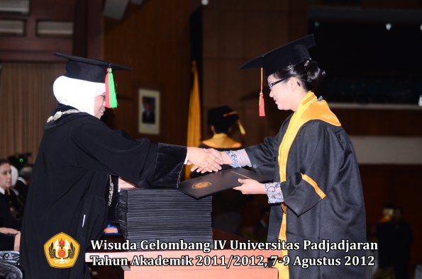 wisuda-unpad-gel-iv-2011_2012-fakultas-mipa-oleh-dekan-115