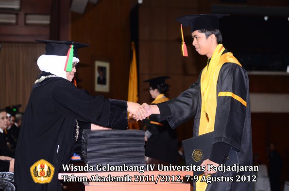 wisuda-unpad-gel-iv-2011_2012-fakultas-mipa-oleh-dekan-116