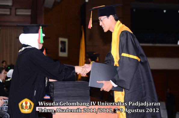 wisuda-unpad-gel-iv-2011_2012-fakultas-mipa-oleh-dekan-118